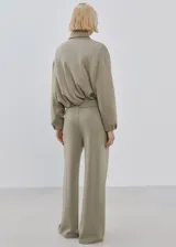 Pantalón verde militar de corte recto y tiro alto, con bolsillos laterales y pinzas frontales.
