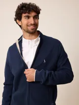 Cardigan de punto en color gris, con cierre frontal completo, cuello tipo mao y puños acanalados. Presenta un pequeño logo bordado en el pecho y detalles en contraste en el interior del cuello y puños.