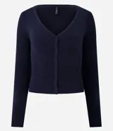 Cardigan de punto chenille color azul marino, con escote en V, mangas largas y cierre frontal con botones a tono. Presenta una textura aterciopelada y un corte regular.