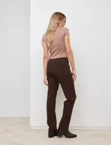 Pantalón de vestir verde oscuro, marca Zac & Rachel, con pretina con faja interna modeladora y bolsillos rectos delanteros y traseros simulados.