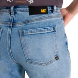 Jeans de corte recto y tiro alto, confeccionados en denim con lavado desgastado. Presentan diseño clásico de cinco bolsillos, cierre con cremallera y detalles de marca en remaches y parches traseros.
