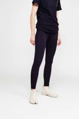 Zapatilla tipo bota color beige, con puntera dividida y confeccionada en tejido Tencel.