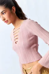 Top negro de tejido de punto con escote en V con tiras horizontales y mangas largas acampanadas.