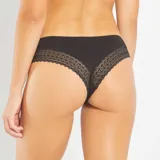 Pack de tres braguitas brasileñas de algodón color negro, con detalles de encaje en los laterales y la parte trasera.