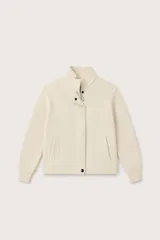 Abrigo de estilo casual con cuerpo de paño y mangas tejidas en punto acanalado. Presenta cuello alto, cierre frontal con cremallera y solapa con botones a presión, además de bolsillos laterales integrados.