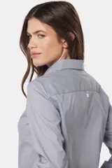 Camisa rayada entallada de manga larga, textura suave al tacto. Contiene spandex para un mejor calce.