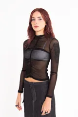 Remera de malla transparente negra con cuello alto y drapeado frontal.