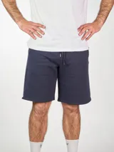 Bermuda deportiva gris con cintura elastizada y cordón ajustable.