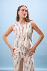 Chaleco con estampado a rayas verticales en tonos beige, marrón, celeste y lila, con botones dorados.