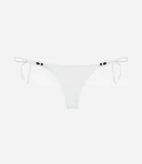 Conjunto de bikini blanco de microfibra acanalada. El corpiño es de estilo triangular con tirantes finos ajustables. La bombacha es de corte clásico con lazos laterales ajustables y detalle de adornos metálicos, diseñada con efecto levanta glúteos.