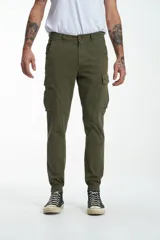 Pantalón cargo verde militar de gabardina con puños elásticos en los tobillos, bolsillos laterales con solapa y bolsillos traseros con solapa.