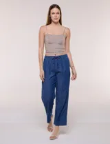 Pantalón de lino de calce holgado y caída ligera, con estampado de rayas verticales en tonos celestes y blancos. Cuenta con cintura elastizada fruncida con cordón ajustable al frente, bolsillos laterales y pierna recta.