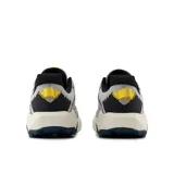 Championes de trail running New Balance Nitrel V6, color gris con detalles en azul y amarillo.