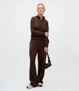 Pantalón de corte recto y cintura alta, confeccionado en tejido de modal con caída fluida y acabado sofisticado.