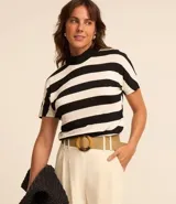 Blusa de ribana con cuello alto y estampado de rayas horizontales color beige y blanco.