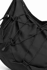 Bolso impermeable negro de gran capacidad confeccionado en nylon de alta densidad, con recubrimiento interno plástico, correa ajustable y bolsillos externos e internos con cierre.