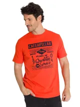 Remera roja de manga corta con cuello redondo y estampado vintage en el pecho con la inscripción "Caterpillar" y texto relacionado a la historia de la marca.