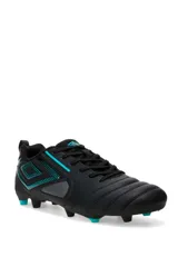 Zapato de fútbol 11 Umbro Vision HG, color negro con detalles en celeste y logo de la marca en el lateral.