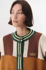 Cardigan de punto con diseño de bloques de color en tonos marrón, beige y verde. Presenta cuello redondo, cierre frontal con botones, mangas largas con hombros caídos y logo bordado en el frente.