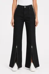 Pantalón de jean negro de tiro alto y corte flare, con bolsillos y aberturas con cierre en los botaguas delanteros.