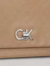 Cartera de hombro Calvin Klein color beige con logo plateado en el frente.