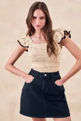 Minifalda de jean azul oscuro, de corte recto, con bolsillos delanteros y traseros.