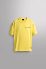 Camiseta de corte relaxed fit color amarillo, confeccionada en tejido compacto de algodón, con cuello redondo, manga corta y estampado frontal a contraste con texto y motivo floral pequeño.