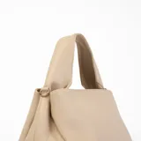 Bandolera color beige con correa ajustable y asa corta.