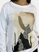 Remera de manga larga color blanco, con cuello redondo y estampa frontal artística que presenta siluetas de gatos con texturas de leopardo y tonos tierra.
