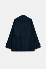 Chaqueta estilo trench corta color azul marino confeccionada con lino. Cuenta con cuello solapa, manga larga con trabilla, bolsillos delanteros de vivo y cierre frontal con lazada ajustable en la cintura.