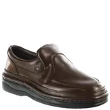 Mocasines de hombre Lombardino, confeccionados en cuero marrón con diseño de punta redondeada y elásticos laterales para un calce fácil. Presentan costuras reforzadas y suela de goma antideslizante.