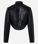 Campera corta de cuero sintético (PU) con diseño corsetado, cuello alto, cierre frontal con cremallera y ruedo redondeado. Presenta mangas largas y recortes estructurales que definen la silueta.