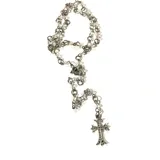 Rosario largo plateado con cadena de acero y cristales checos. Dije de aleación con forma de cruz.