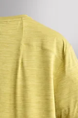 Camiseta técnica regular fit de Zara Athleticz, color verde militar con diseño de rayas sutiles, cuello redondo y manga corta. Confeccionada en tejido ligero, elástico y de secado rápido con costuras planas.