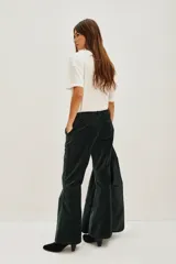 Pantalón de corte oxford confeccionado en velvet de algodón, con cierre frontal oculto, gancho metálico y botón interno. Presenta bolsillos diagonales, bolsillo ojal en la parte trasera y presillas en la cintura.