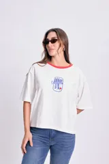 Remera blanca de manga corta con cuello redondo rojo y estampado de una lata de sardinas.