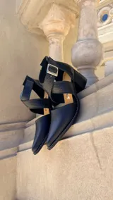 Zapato de cuero negro con taco cuadrado de 6 cm, diseño destalonado con tiras cruzadas texturizadas estilo animal print y puntera fina.