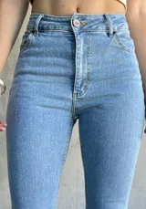 Pantalón de jean celeste de tiro alto y corte ajustado.