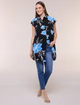 Túnica de gasa negra con estampado floral en tonos azules y blancos, cuello camisero, manga corta y cierre frontal de botones.
