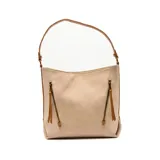 Cartera tipo hobo de la marca Korium, color beige con detalles en color suela. Presenta dos bolsillos frontales con cierre metálico y tiradores de cuero, y una correa de hombro ajustable en color suela.