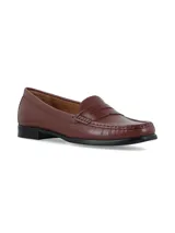 Mocasines de cuero color marrón, diseño clásico tipo penny loafer con costuras visibles y suela plana con leve taco.