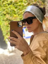 Vincha plateada de cuero sintético con interior de corderito.