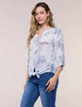 Blusa Hope & Harlow de gasa estampada con patrón floral en tonos azul y blanco, escote en V con botones frontales, mangas largas regulables y nudo decorativo en el ruedo.