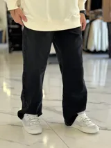 Pantalón de jean gris con lavado ácido, corte holgado de estilo oversize y diseño recto.