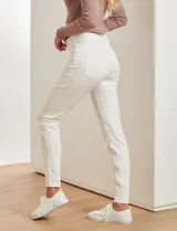 Jegging negro con pretina elastizada, bolsillos simulados delanteros y bolsillos aplicados traseros.