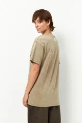 Remerón negro de tela lavada con estampa de serpiente, flores y la palabra 'nature'.