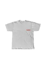 Remera blanca de algodón con cuello redondo y estampado pequeño en el pecho con la palabra "SURFER" en rojo.