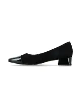 Zapato de tacón bajo color negro, confeccionado en cuero nobuck con puntera y taco forrado en charol, de diseño clásico.