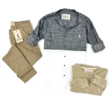 Camisa de manga larga combinada en gris y blanco, con cuello mao y logo bordado en el pecho.