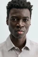 Camisa de manga larga para hombre, color gris claro con micro-estampado de cuadros sutiles. Presenta cuello italiano y cierre frontal de botonadura.